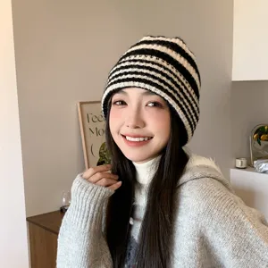 Japanischer schwarz-weißer gestreifter Strickmütze Beanie für Damen Herbst Winter