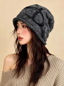 Bonnet slouchy tricoté d'hiver chic pour femme, bonnet chaud oversized avec bord élégant.