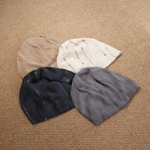 Herbst neue Buchstaben Druck Schlappmuetze Damen Casual stylische warme Strickmuetze Detail.