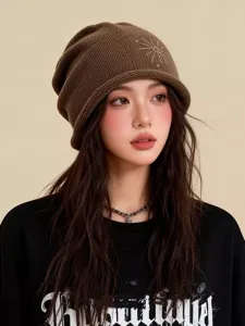 Vue détaillée du bonnet en tricot lavé style coréen, bonnet marron slouchy avec strass.
