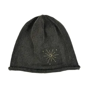 Vue détaillée du bonnet en tricot gris foncé orné de rivets métalliques en forme d'étoile.