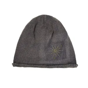 Bonnet en tricot gris lavé pour femme avec détails élégants de clous en métal en étoile.