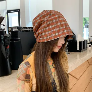 Gorro beanie plisado de cuadros estilo coreano vintage para mujer, tocado de moda de otoño.