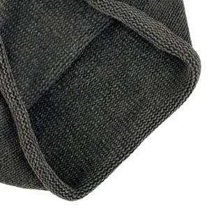 Gros plan détaillé de la texture du tissu de bonnet en tricot gris foncé d'hiver.