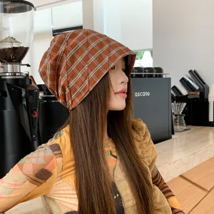 Gorro acolchado de cuadros vista detallada, elegante sombrero estilo coreano slouchy mujer.