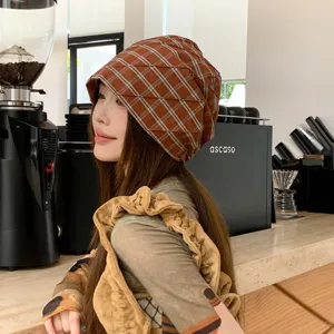 Vista detallada del gorro drapeado a cuadros de estilo coreano para mujeres.