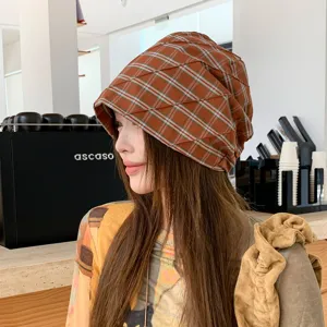 Vista detallada del gorro plisado a cuadros de estilo coreano, diseño retro elegante para mujeres.