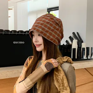 Gorro slouchy de cuadros plisados estilo coreano para mujer, detalle de tocado de moda.