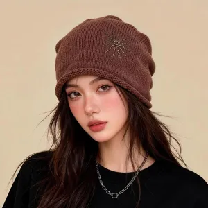 Bonnet en tricot marron de style coréen pour femmes, design slouchy avec étoile en strass brillant.