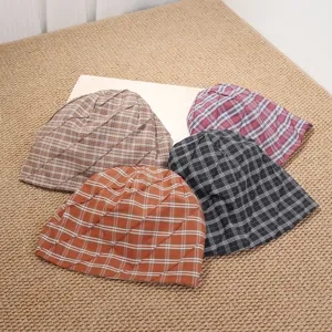 Vista detallada de gorros slouchy plisados a cuadros de estilo coreano en cuatro colores.