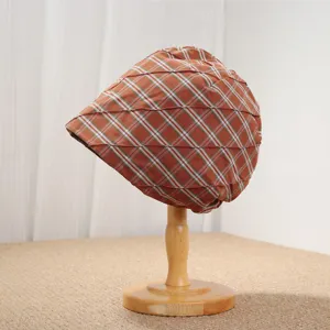 Vista detallada de un gorro plisado a cuadros estilo vintage para mujer, otoño primavera.