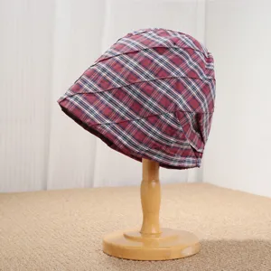 Vista detallada del gorro plisado a cuadros rojos y azules, tela suave para primavera y otoño.