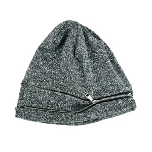 Detailansicht der grauen Strickmütze mit einem einzigartigen Rundum-Metallreißverschluss-Design.