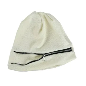 Nahaufnahme Detail der beige Strickmütze mit einzigartigem diagonalem schwarzem Reißverschluss.