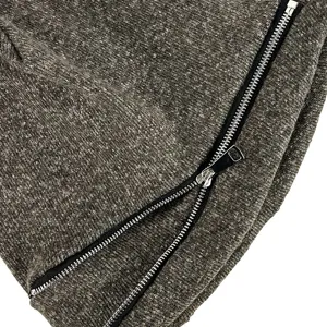 Nahaufnahme der Strickmütze mit stilvollem diagonalen Metallreißverschluss Detail.