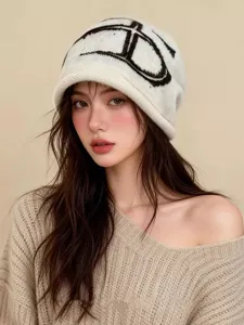 Bonnet en tricot slouchy chic pour femme, bonnet d'hiver chaud à revers avec motif.