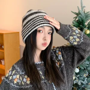 Detailansicht der japanischen farbblockierenden gestreiften Strickmütze, kuschelige Winter Mütze.
