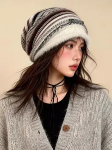 Vista detallada del gorro de punto jacquard otoño invierno para mujer, felpa suave y cálida.