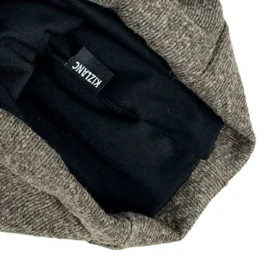 Strickmütze Detailansicht mit Innenfutter und Markenetikett, warme und gemütliche Wintermütze.