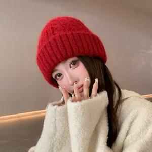 Primer plano detallado del acogedor gorro de punto rojo, textura y estilo de lana de invierno suave.
