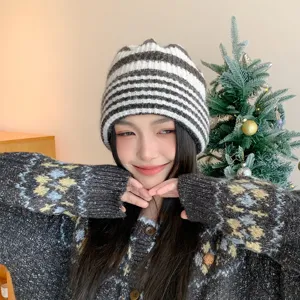Japanischer zweifarbiger gestreifter Strickbeanie für Damen, warme Mütze im Winter.
