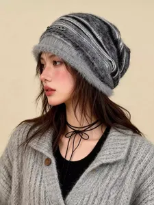 Cómodo gorro de punto para mujer con borde de piel sintética y diseño jacquard.