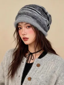Primer plano del gorro de punto jacquard afelpado, textura suave y mullida, estilo slouchy cálido.