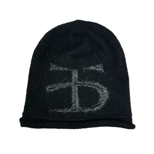 Bonnet slouchy en tricot noir avec motif gothique, bonnet d'hiver chaud et tendance style.