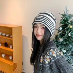 Detailansicht der japanischen gestreiften Strickmütze, warmes Slouchy-Design für Damen.