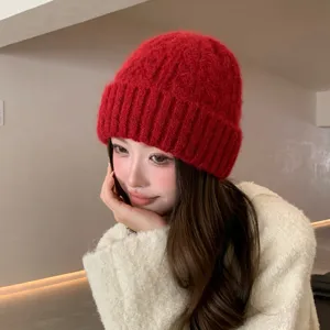 Gorro de punto rojo de invierno para mujer, gorro de lana cálido y suave para exterior.