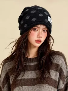 Koreanische Damen Strickmütze Beanie mit Polka-Dot-Muster und stylischem Webetikett Detail.