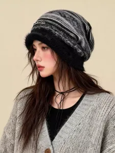 Vista detallada del acogedor gorro de punto jacquard en negro y gris, ribete de felpa.