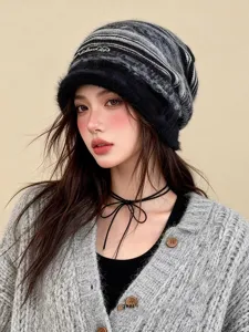 Detalles del elegante gorro de felpa jacquard para mujer, otoño e invierno cálido.