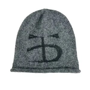 Bonnet tricoté gris pour femme, bonnet slouchy chaud d'hiver avec un beau symbole brodé chic.