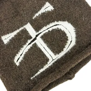 Vue de détail du bonnet en tricot chaud slouchy avec une broderie monogramme pour femmes.