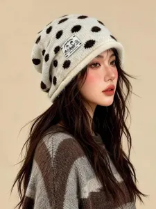 Koreanische Strickmütze für Damen mit niedlichen Punkten und gewebtem Markenetikett.
