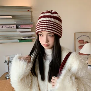 Gemütliche gestreifte Strickmütze für Damen, weiche warme Beanie Mütze im schönen Retro Look.