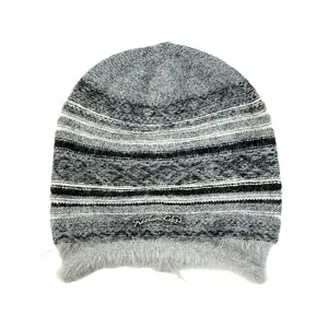 Gorro de punto cálido de invierno para mujer con diseño de rayas chic y cómoda textura de felpa.