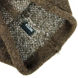 Gros plan détaillé d'un bonnet en tricot marron duveteux et doux, vêtement d'hiver confortable.