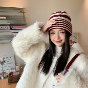 Japanische gestreifte Strickmütze für Damen, Herbst Winter warme Beanie Mütze mit stylischem Design.