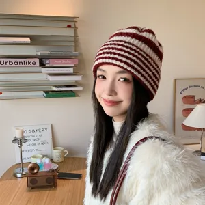 Japanische rot-weiße gestreifte Strickmütze für Damen, warme kuschelige Winter Beanie Mütze.