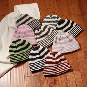 Japanischer Stil farbblockierte gestreifte Strickmütze, warme Winterschlupfmütze für Damen.