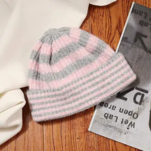 Gemütliche rosa-graue gestreifte Strickmütze für Damen, warme Winterslouchy-Mütze im Alltag.