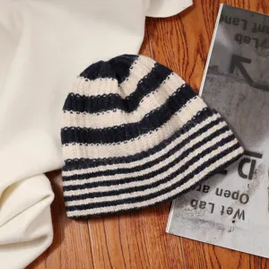 Nahaufnahme der japanischen farbblockierten gestreiften Strickmütze für gemütlichen Winter.