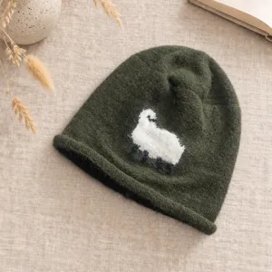 Dunkelgrüne Mütze aus Strick mit süßem flauschigen Schaf Motiv, kuschelige Wollmütze Winter.