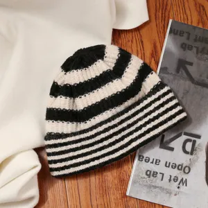 Klassische schwarz-weiße gestreifte Strickmütze, ein warmes Winter-Accessoire für kalte Tage.