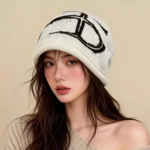 Bonnet tricoté d'hiver chaud pour femme, style ample à revers, couleur blanc cassé confortable.
