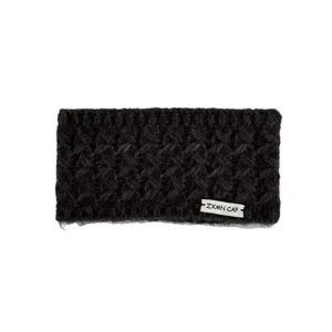 Vista detallada de diadema de punto negro con patrón texturizado y etiqueta de marca visible