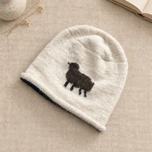Gemütliche Strickmütze mit niedlichem Schafmuster, weiche Wintermütze für Damen.