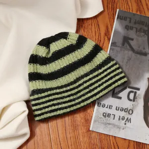 Detailansicht der japanischen gestreiften Strickmütze, schwarz-grüne warme Wintermütze.